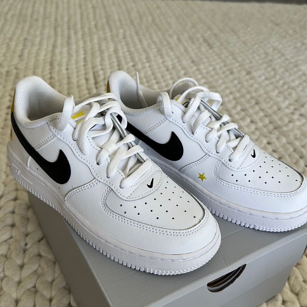 Nike Boys Firce 1 LV8 Size 2 Lowtop White